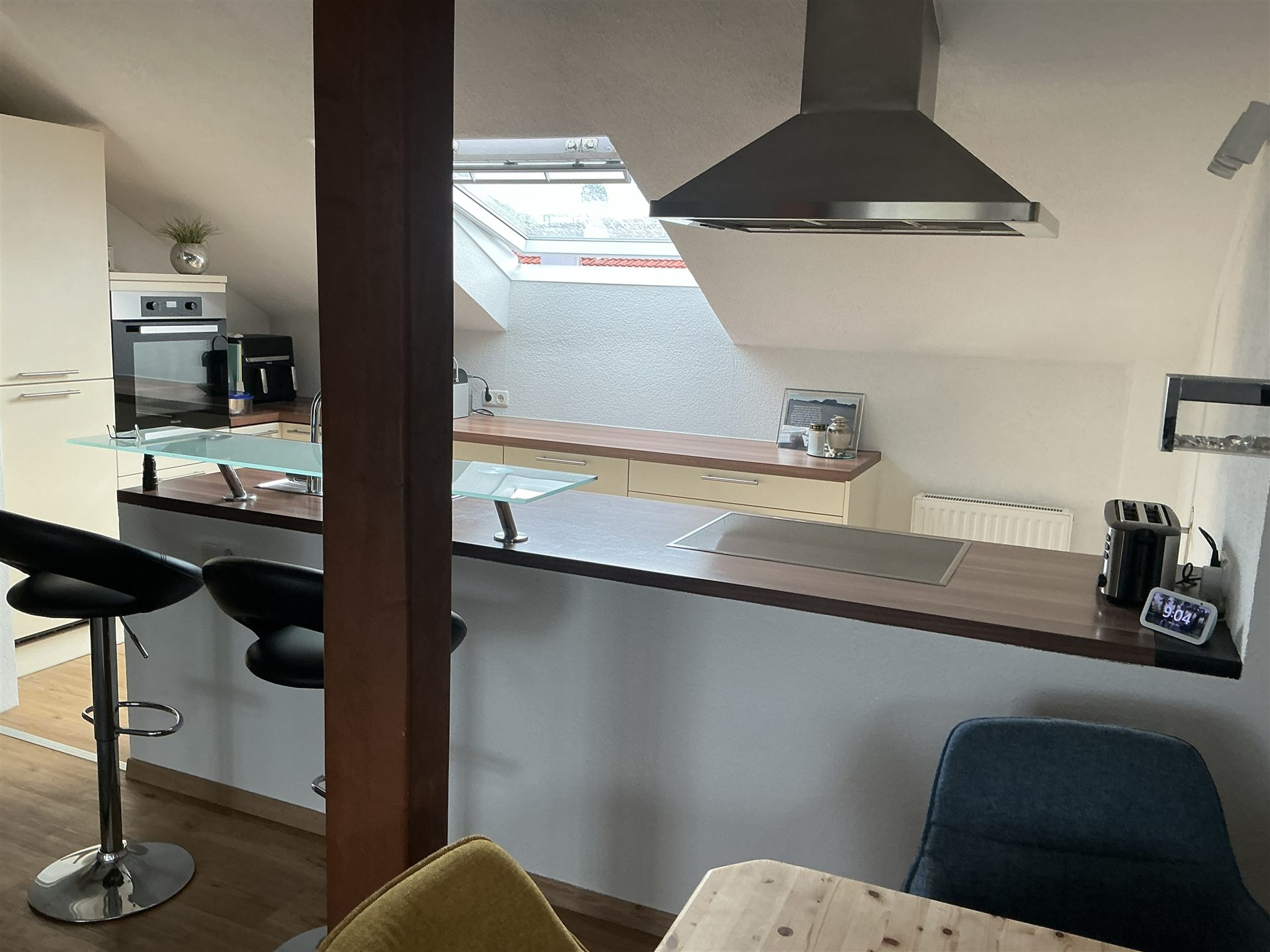 Moderne Küche mit Dachflächenfenster